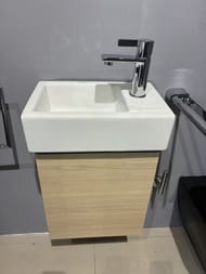 Уценка! Комплект мебели Duravit: тумба с раковиной подвесная, смеситель для раковины D-Neo