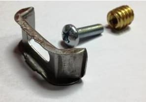 Крепеж для раковины под столешницу. Крепление для мойки подстольного монтажа. Крепеж для мойки подстольного монтажа. Крепление для подстольного монтажа кухонных моек. Крепления для подстольного монтажа раковин.