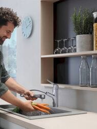 Смеситель Hansgrohe Focus M42 для кухни 150 мм вытяжной поворотный излив хром 71829000 — миниатюра 2