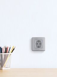 Розетка LEGRAND INSPIRIA с заземлением 16 А алюминий 673722
