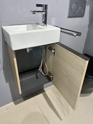 Уценка! Комплект мебели Duravit: тумба с раковиной подвесная, смеситель для раковины D-Neo