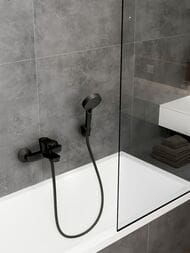Смеситель для ванны/душа Hansgrohe Vernis Blend 71440670 настенный, однозахв., кор. излив, черн. мат — изображение 2
