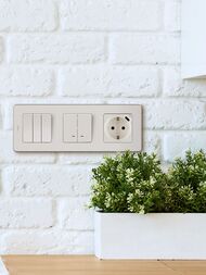 Рамка LEGRAND INSPIRIA 3 поста слоновая кость 673951