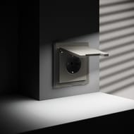 Розетка с защитными шторками и крышкой Voltum S70 VLS040304, шелк