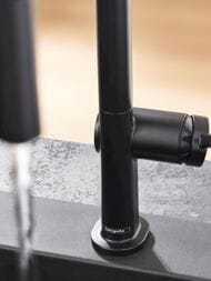 Смеситель Hansgrohe Talis M54 для кухни 220 поворотный излив 1jet черный матовый 72804670 — изображение 3