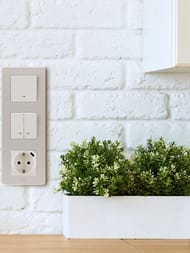 Выключатель LEGRAND INSPIRIA  2-клавишный с подсветкой 10 AX 250 В слоновая кость 673631