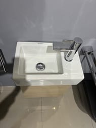 Уценка! Комплект мебели Duravit: тумба с раковиной подвесная, смеситель для раковины D-Neo