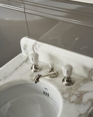 Консоль со столешницей из белого мрамора bianco carrara Devon&Devon Sound DESOUNDMCACR для раковины, напольная, с металлической решеткой, хром/белый