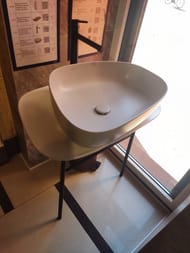 Уценка! Комплект мебели Vitra Plural: консоль с раковиной, зекрало, смеситель