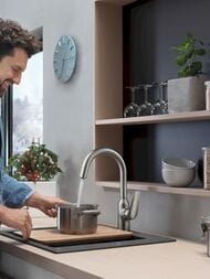 Смеситель Hansgrohe Focus M42 для кухни 220 мм поворотный излив сталь 71802800 — миниатюра 3