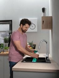Смеситель Hansgrohe Focus M42 для кухни 180 мм вытяжной поворотный излив сталь 71801800 — миниатюра 2