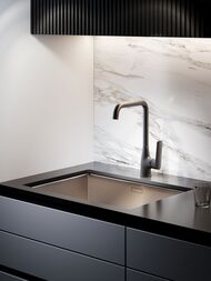 Смеситель для кухни ESKO Lagos Black LG06B однозахватный, высокий поворотный Г-излив, цвет: черный