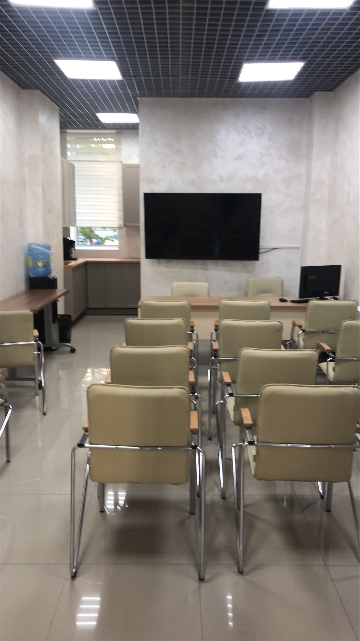 Пространство для работы с клиентом на Богатырском - это просторное помещение, в котором удобно проводить деловые встречи и совещания.