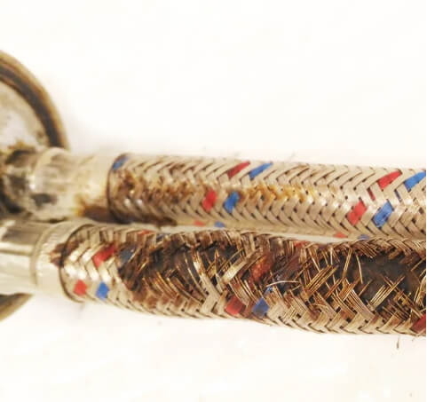 Разрыв шлангов приводит к ожогам кипятком